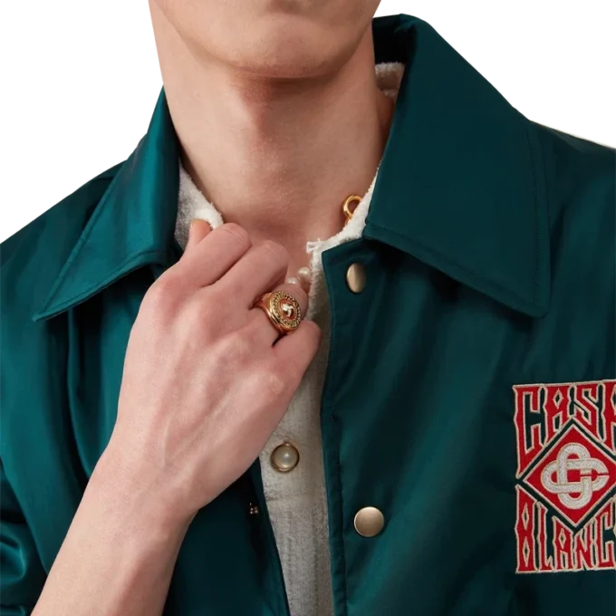 Anillo con medallón deportivo