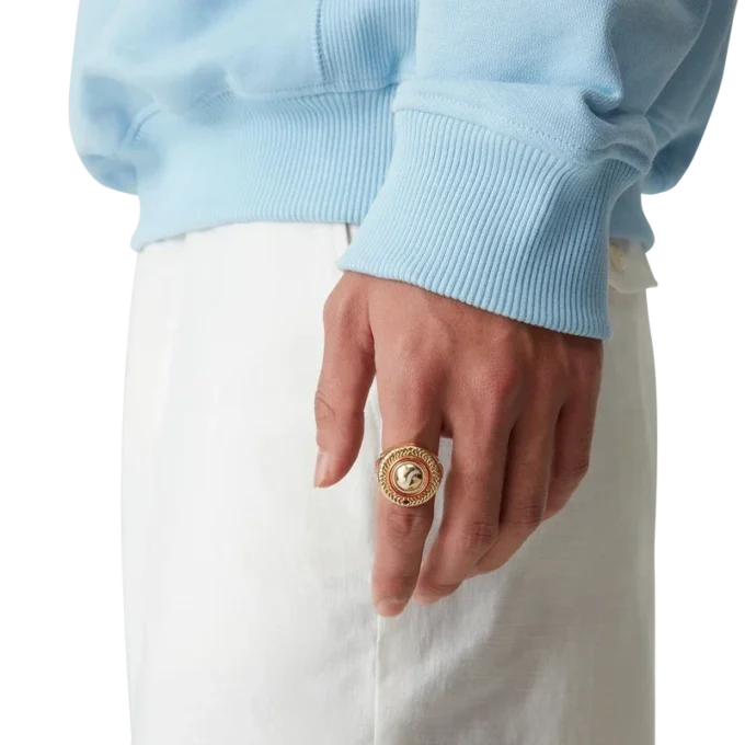 Anillo con medallón deportivo