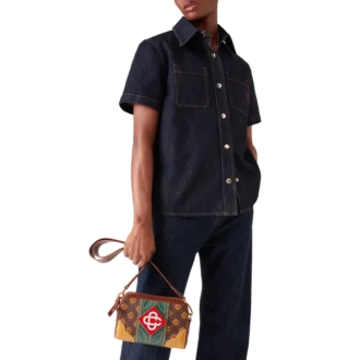 Bolso bandolera marrón con monograma