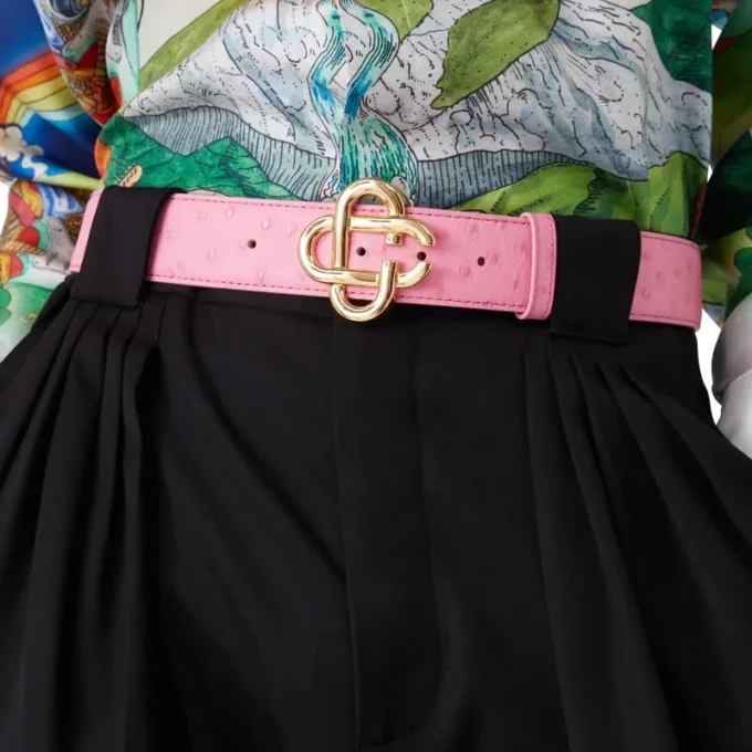 Cinturón rosa con logotipo CC en relieve