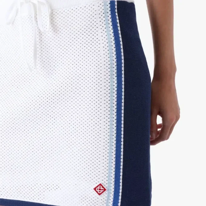 Falda de malla a rayas blancas y azules