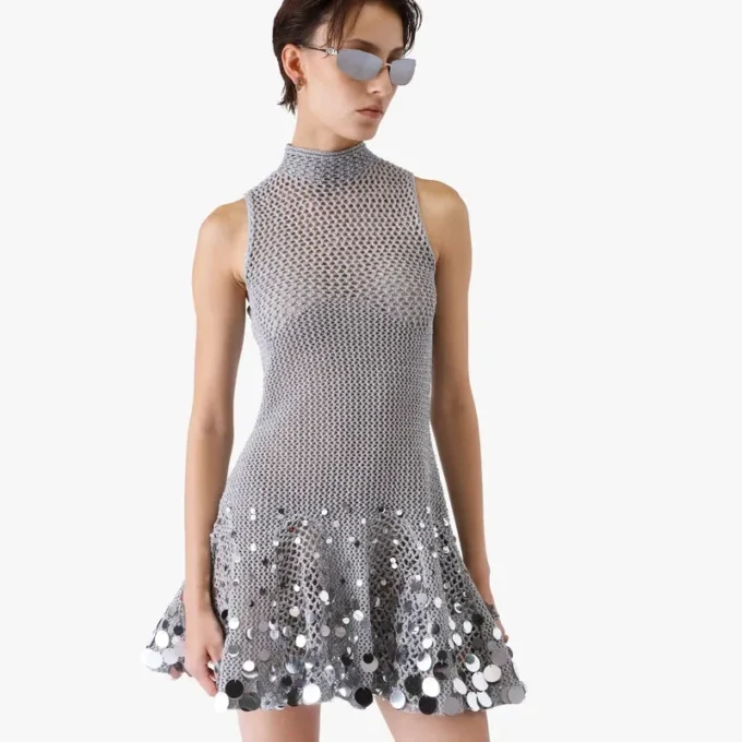 Minivestido de ganchillo plateado con efecto espejo