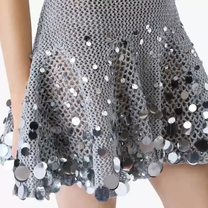 Minivestido de ganchillo plateado con efecto espejo