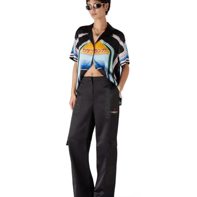 Pantalones cargo de nailon y satén con estampado de camuflaje de montaña Pantalones cargo de nailon y satén con estampado de camuflaje de montaña