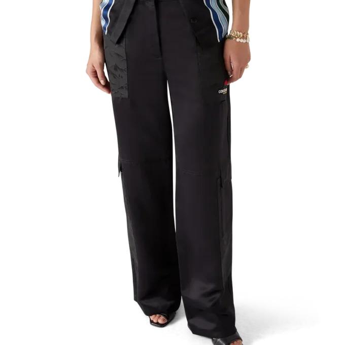 Pantalones cargo de nailon y satén con estampado de camuflaje de montaña Pantalones cargo de nailon y satén con estampado de camuflaje de montaña