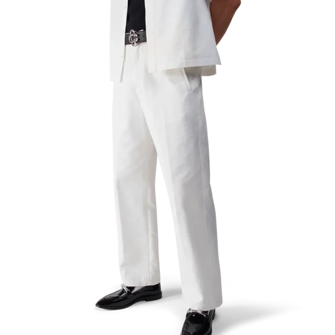 Pantalones chinos con monograma en blanco Pantalones chinos con monograma en blanco