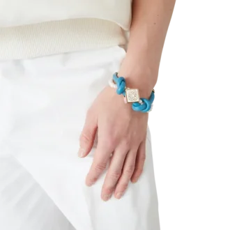 Pulsera de perlas con nudos azul