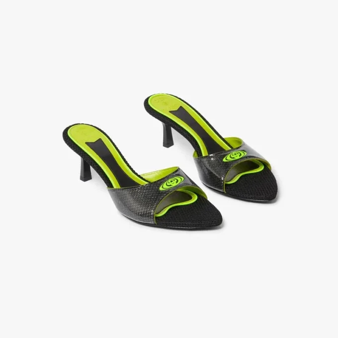 Sandalias tipo mule con tacón en negro