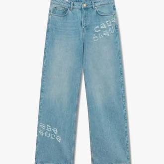 Vaqueros de denim desgastado con grafitis