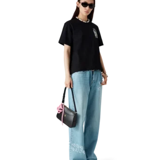 Vaqueros de denim desgastado con grafitis