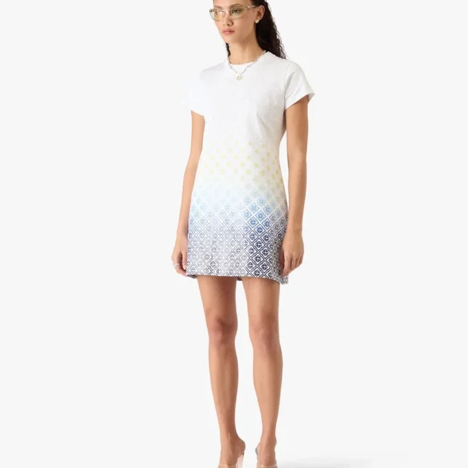 Vestido de camiseta con monograma en degradado blanco