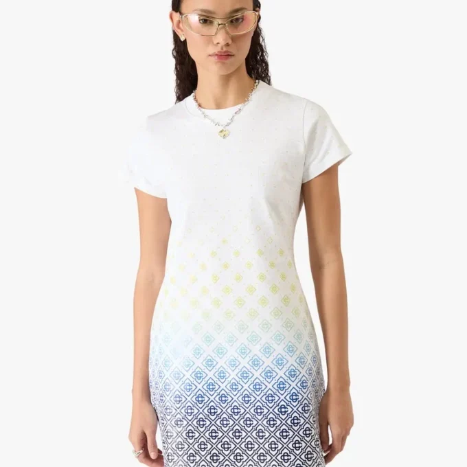 Vestido de camiseta con monograma en degradado blanco